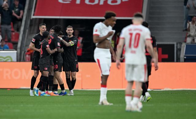 02 May 2026, North Rhine-Westphalia, Leverkusen: Bayer Leverkusen players celebrate their side's third goal during the German Bundesliga soccer match between Bayer Leverkusen and RB Leipzig at BayArena. Photo: Fabian Strauch/dpa - WICHTIGER HINWEIS: Gemäß den Vorgaben der DFL Deutsche Fußball Liga bzw. des DFB Deutscher Fußball-Bund ist es untersagt, in dem Stadion und/oder vom Spiel angefertigte Fotoaufnahmen in Form von Sequenzbildern und/oder videoähnlichen Fotostrecken zu verwerten bzw. verwerten zu lassen.