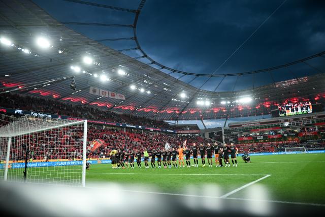 02 May 2026, North Rhine-Westphalia, Leverkusen: Bayer Leverkusen players celebrate the victory after the German Bundesliga soccer match between Bayer Leverkusen and RB Leipzig at BayArena. Photo: Fabian Strauch/dpa - WICHTIGER HINWEIS: Gemäß den Vorgaben der DFL Deutsche Fußball Liga bzw. des DFB Deutscher Fußball-Bund ist es untersagt, in dem Stadion und/oder vom Spiel angefertigte Fotoaufnahmen in Form von Sequenzbildern und/oder videoähnlichen Fotostrecken zu verwerten bzw. verwerten zu lassen.