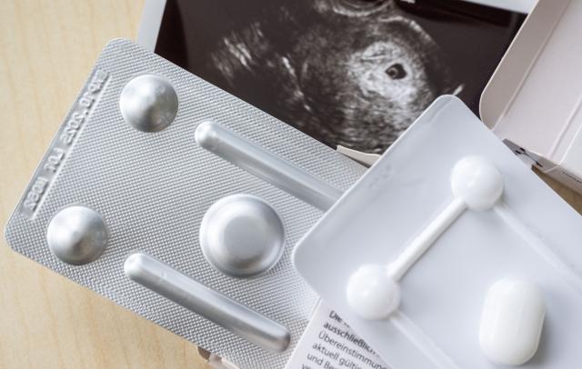 FILED - 24 April 2024, Saxony-Anhalt, Bitterfeld-Wolfen: Medication to terminate a pregnancy can be seen in a gynecologist's office in front of an ultrasound image. Photo: Hendrik Schmidt/dpa