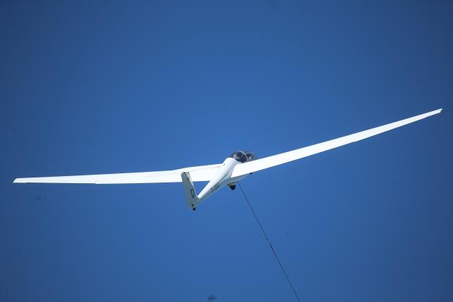FILED - 19 June 2021, North Rhine-Westphalia, Duesseldorf: FILE PHOTO - A glider is launched using a winch. Glider crashes in Germany killing 72-year-old pilot. Photo: David Young/dpa