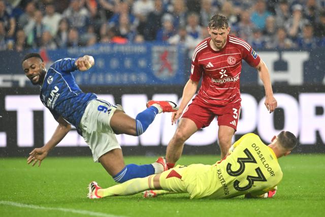02 May 2026, North Rhine-Westphalia, Gelsenkirchen: Schalke's Moussa Sylla (L) battles for the ball with Fortuna Duesseldorf goalkeeper Florian Kastenmeier and Christopher Lenz during the German 2nd Bundesliga soccer match between FC Schalke 04 and Fortuna Duesseldorf at Veltins Arena. Photo: Bernd Thissen/dpa - WICHTIGER HINWEIS: Gemäß den Vorgaben der DFL Deutsche Fußball Liga bzw. des DFB Deutscher Fußball-Bund ist es untersagt, in dem Stadion und/oder vom Spiel angefertigte Fotoaufnahmen in Form von Sequenzbildern und/oder videoähnlichen Fotostrecken zu verwerten bzw. verwerten zu lassen.