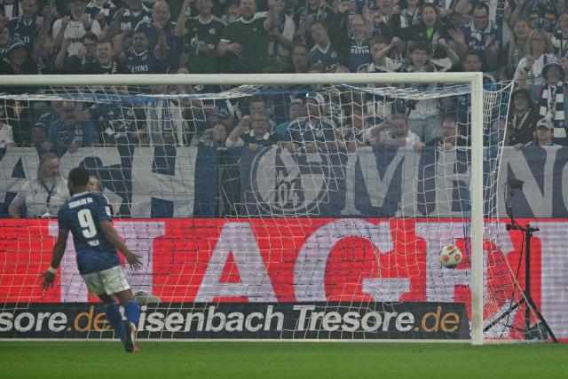 02 May 2026, North Rhine-Westphalia, Gelsenkirchen: Schalke's Moussa Sylla celebrates his side's first goal during the German 2nd Bundesliga soccer match between FC Schalke 04 and Fortuna Duesseldorf at Veltins Arena. Photo: Bernd Thissen/dpa - WICHTIGER HINWEIS: Gemäß den Vorgaben der DFL Deutsche Fußball Liga bzw. des DFB Deutscher Fußball-Bund ist es untersagt, in dem Stadion und/oder vom Spiel angefertigte Fotoaufnahmen in Form von Sequenzbildern und/oder videoähnlichen Fotostrecken zu verwerten bzw. verwerten zu lassen.