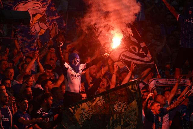 02 May 2026, North Rhine-Westphalia, Gelsenkirchen: Schalke fans set off fireworks in the stands before the German 2nd Bundesliga soccer match between FC Schalke 04 and Fortuna Duesseldorf at Veltins Arena. Photo: Bernd Thissen/dpa - WICHTIGER HINWEIS: Gemäß den Vorgaben der DFL Deutsche Fußball Liga bzw. des DFB Deutscher Fußball-Bund ist es untersagt, in dem Stadion und/oder vom Spiel angefertigte Fotoaufnahmen in Form von Sequenzbildern und/oder videoähnlichen Fotostrecken zu verwerten bzw. verwerten zu lassen.