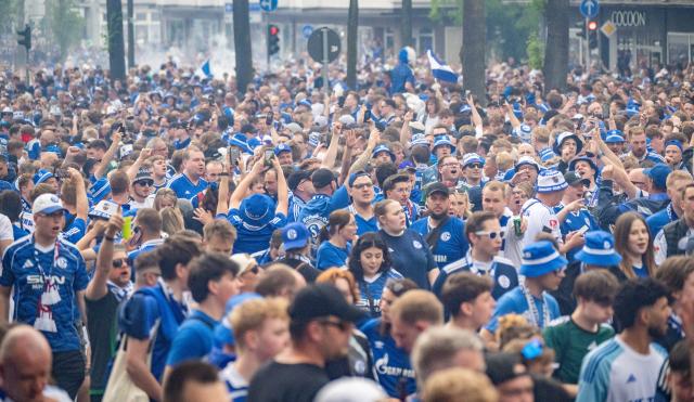 02 May 2026, North Rhine-Westphalia, Gelsenkirchen: Schalke fans march to the stadium before the German 2nd Bundesliga soccer match between FC Schalke 04 and Fortuna Duesseldorf at Veltins Arena. Photo: Benjamin Westhoff/dpa - WICHTIGER HINWEIS: Gemäß den Vorgaben der DFL Deutsche Fußball Liga bzw. des DFB Deutscher Fußball-Bund ist es untersagt, in dem Stadion und/oder vom Spiel angefertigte Fotoaufnahmen in Form von Sequenzbildern und/oder videoähnlichen Fotostrecken zu verwerten bzw. verwerten zu lassen.