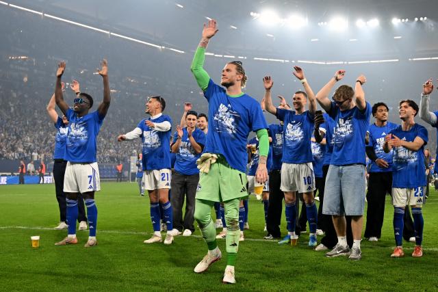 02 May 2026, North Rhine-Westphalia, Gelsenkirchen: Schalke goalkeeper Loris Karius (C) celebrates with his teammates after securing promotion to the Bundesliga following the German 2nd Bundesliga soccer match between FC Schalke 04 and Fortuna Duesseldorf at Veltins Arena. Photo: Bernd Thissen/dpa - WICHTIGER HINWEIS: Gemäß den Vorgaben der DFL Deutsche Fußball Liga bzw. des DFB Deutscher Fußball-Bund ist es untersagt, in dem Stadion und/oder vom Spiel angefertigte Fotoaufnahmen in Form von Sequenzbildern und/oder videoähnlichen Fotostrecken zu verwerten bzw. verwerten zu lassen.