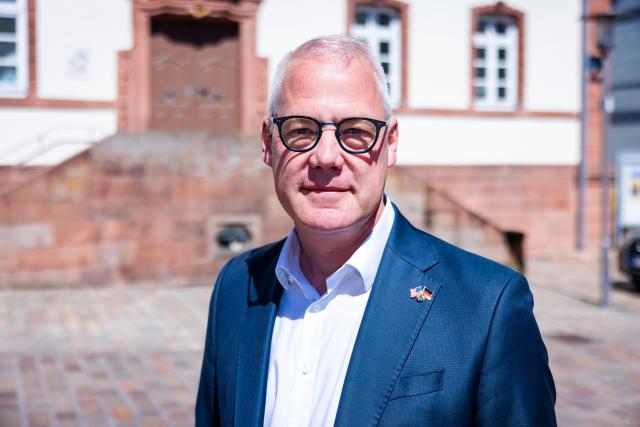 FILED - 30 April 2026, Rheinland-Pfalz, Ramstein: FILE PHOTO - Ramstein Mayor Ralf Hechler stands in front of the old town hall in Ramstein-Miesenbach. Photo: Laszlo Pinter/dpa