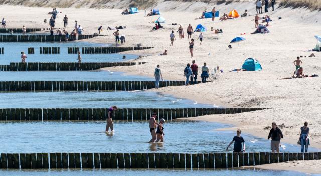 02 May 2026, Koserow: People flock to the beach on the Baltic Sea, during the sunny and warm weather. Photo: Stefan Sauer/dpa
