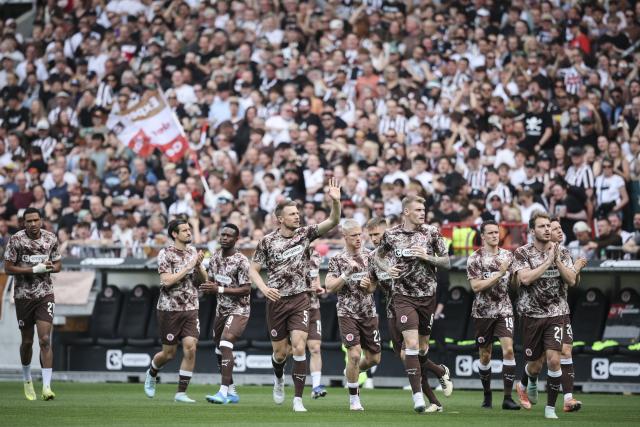 03 May 2026, Hamburg: FC St. Pauli's Hauke Wahl (C) and his teammates warm up before the German Bundesliga soccer match between the FC St. Pauli and FSV Mainz 05 at the Millerntor Stadium. Photo: Christian Charisius/dpa - IMPORTANT NOTICE: DFL and DFB regulations prohibit any use of photographs as image sequences and/or quasi-video.