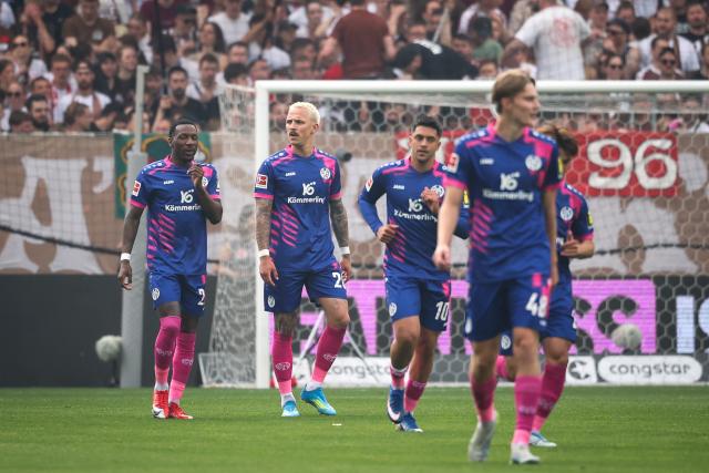 03 May 2026, Hamburg: Mainz' Phillip Tietz (2nd L) celebrates scoring his side's first goal during the German Bundesliga soccer match between the FC St. Pauli and FSV Mainz 05 at the Millerntor Stadium. Photo: Christian Charisius/dpa - IMPORTANT NOTICE: DFL and DFB regulations prohibit any use of photographs as image sequences and/or quasi-video.
