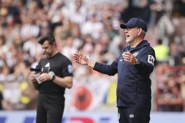 03 May 2026, Hamburg: Mainz coach Urs Fischer reacts on the sidelines during the German Bundesliga soccer match between the FC St. Pauli and FSV Mainz 05 at the Millerntor Stadium. Photo: Christian Charisius/dpa - IMPORTANT NOTICE: DFL and DFB regulations prohibit any use of photographs as image sequences and/or quasi-video.
