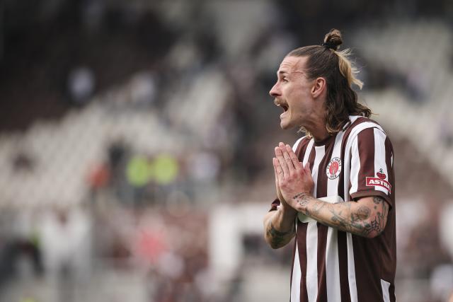 03 May 2026, Hamburg: St. Pauli's Jackson Irvine reacts after the final whistle of the German Bundesliga soccer match between the FC St. Pauli and FSV Mainz 05 at the Millerntor Stadium. Photo: Christian Charisius/dpa - IMPORTANT NOTICE: DFL and DFB regulations prohibit any use of photographs as image sequences and/or quasi-video.