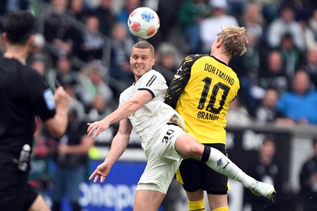 03 May 2026, North Rhine-Westphalia, Moenchengladbach: Moenchengladbach's Nico Elvedi (L) and Dortmund's Julian Brandt battle for the ball during the German Bundesliga soccer match between Borussia Moenchengladbach and Borussia Dortmund at Borussia-Park. Photo: Federico Gambarini/dpa - IMPORTANT NOTE: In accordance with the regulations of the DFL German Football League and the DFB German Football Association, it is prohibited to utilize or have utilized photographs taken in the stadium and/or of the match in the form of sequential images and/or video-like photo series.