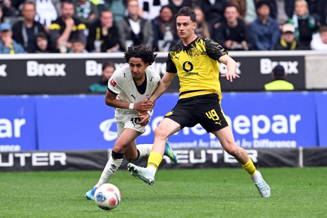 03 May 2026, North Rhine-Westphalia, Moenchengladbach: Moenchengladbach's Wael Mohya (L) and Dortmund's Luca Reggiani battle for the ball during the German Bundesliga soccer match between Borussia Moenchengladbach and Borussia Dortmund at Borussia-Park. Photo: Federico Gambarini/dpa - IMPORTANT NOTE: In accordance with the regulations of the DFL German Football League and the DFB German Football Association, it is prohibited to utilize or have utilized photographs taken in the stadium and/or of the match in the form of sequential images and/or video-like photo series.