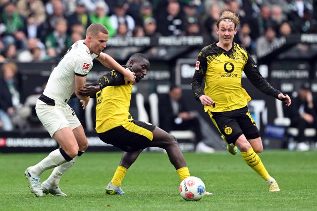 03 May 2026, North Rhine-Westphalia, Moenchengladbach: Moenchengladbach's Nico Elvedi (L) and Dortmund's Serhou Guirassy battle for the ball during the German Bundesliga soccer match between Borussia Moenchengladbach and Borussia Dortmund at Borussia-Park. Photo: Federico Gambarini/dpa - IMPORTANT NOTE: In accordance with the regulations of the DFL German Football League and the DFB German Football Association, it is prohibited to utilize or have utilized photographs taken in the stadium and/or of the match in the form of sequential images and/or video-like photo series.
