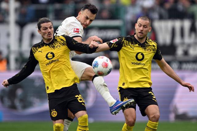03 May 2026, North Rhine-Westphalia, Moenchengladbach: Moenchengladbach's Haris Tabakovic battles for the ball with Dortmund's Marcel Sabitzer and Waldemar Anton battle for the ball during the German Bundesliga soccer match between Borussia Moenchengladbach and Borussia Dortmund at Borussia-Park. Photo: Federico Gambarini/dpa - IMPORTANT NOTE: In accordance with the regulations of the DFL German Football League and the DFB German Football Association, it is prohibited to utilize or have utilized photographs taken in the stadium and/or of the match in the form of sequential images and/or video-like photo series.