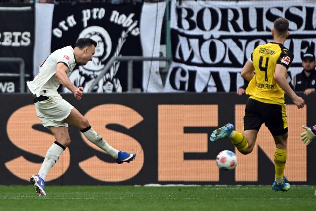03 May 2026, North Rhine-Westphalia, Moenchengladbach: Moenchengladbach's Haris Tabakovic scores his side's first goal during the German Bundesliga soccer match between Borussia Moenchengladbach and Borussia Dortmund at Borussia-Park. Photo: Federico Gambarini/dpa - IMPORTANT NOTE: In accordance with the regulations of the DFL German Football League and the DFB German Football Association, it is prohibited to utilize or have utilized photographs taken in the stadium and/or of the match in the form of sequential images and/or video-like photo series.