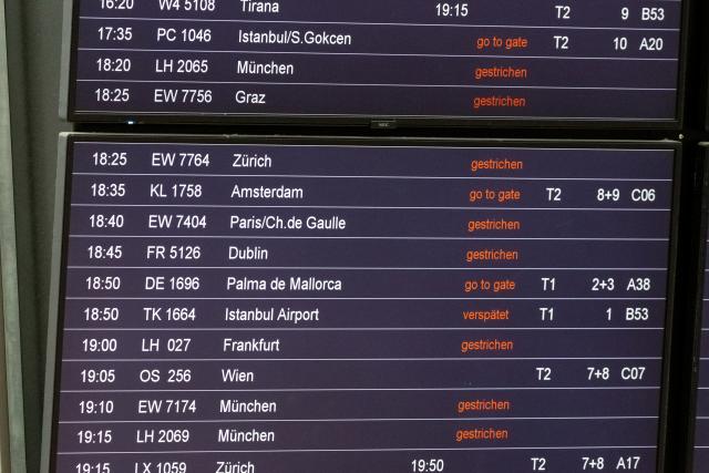 03 May 2026, Hamburg: Flight cancellations and delays can be seen on a display board at Hamburg Airport. A small aircraft was damaged during landing. The airport was therefore closed from around 4.00 pm until around 6.30 pm. According to a spokesman, several dozen planes were unable to land or take off during this time. Some of them were diverted to nearby airports. Photo: Bodo Marks/dpa