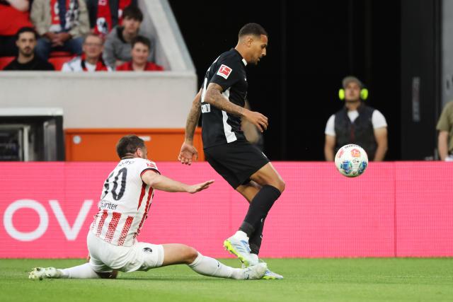 03 May 2026, Baden-Württemberg, Freiburg im Breisgau: Freiburg's Christian Guenter (L) and Wolfsburg's Vinicius Souza battle for the ball during the German Bundesliga soccer match between SC Freiburg and VfL Wolfsburg at Europa-Park. Photo: Philipp von Ditfurth/dpa - IMPORTANT NOTE: In accordance with the regulations of the DFL German Football League and the DFB German Football Association, it is prohibited to utilize or have utilized photographs taken in the stadium and/or of the match in the form of sequential images and/or video-like photo series.