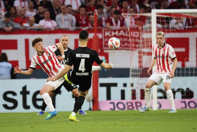 03 May 2026, Baden-Württemberg, Freiburg im Breisgau: Freiburg's Philipp Treu (L) and Wolfsburg's Konstantinos Koulierakis battle for the ball during the German Bundesliga soccer match between SC Freiburg and VfL Wolfsburg at Europa-Park. Photo: Philipp von Ditfurth/dpa - IMPORTANT NOTE: In accordance with the regulations of the DFL German Football League and the DFB German Football Association, it is prohibited to utilize or have utilized photographs taken in the stadium and/or of the match in the form of sequential images and/or video-like photo series.
