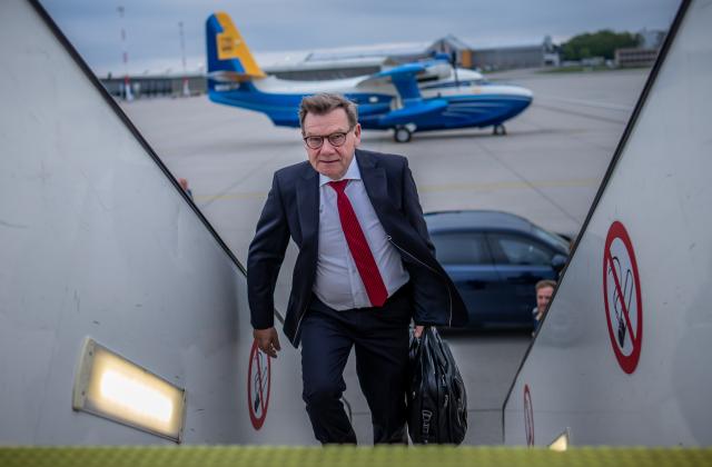 04 May 2026, Hamburg: Johann Wadephul, Germany's Foreign Minister, boards a plane to travel to Athens for a one-day visit to Greece. Photo: Michael Kappeler/dpa