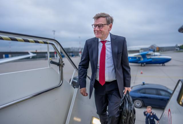 04 May 2026, Hamburg: Johann Wadephul, Germany's Foreign Minister, boards a plane to travel to Athens for a one-day visit to Greece. Photo: Michael Kappeler/dpa