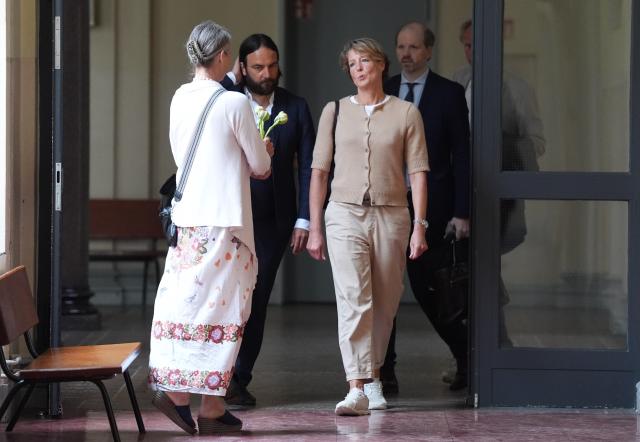 04 May 2026, Hamburg: Christina Block (3rd R), a German restaurateur and entrepreneur, receives flowers from a woman (L) on her birthday in the hallway outside the courtroom during her trial for alleged child abduction at the Hamburg Regional Court. Also pictured are attorney Ingo Bott (2nd L), Block's defense attorney, as well as Gerhard Delling (R), a former television presenter and sports journalist, and attorney David Rieks (2nd R), Delling's defense attorney. In a cloak-and-dagger operation on New Year's Eve 2023/24, two children of restaurant entrepreneur Block were brought from Denmark to Germany. The trial regarding the alleged abduction is taking place at the Hamburg Regional Court, with Block among those on trial. Photo: Marcus Brandt/dpa