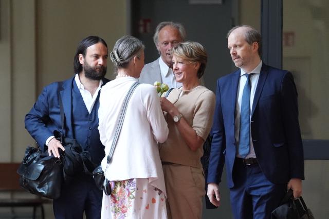 04 May 2026, Hamburg: Christina Block (2nd R), a German restaurateur and entrepreneur, is presented with flowers by a woman (2nd L) on her birthday in the hallway outside the courtroom during her trial for alleged child abduction at the Hamburg Regional Court. Also pictured are attorney Ingo Bott (L), Block's defence attorney, as well as Gerhard Delling (centre back), a former television presenter and sports journalist, and attorney David Rieks (R), Delling's defence attorney. In a cloak-and-dagger operation on New Year's Eve 2023/24, two children of restaurateur Block were brought from Denmark to Germany. The trial regarding the alleged abduction is taking place at the Hamburg Regional Court, with Block among those on trial. Photo: Marcus Brandt/dpa
