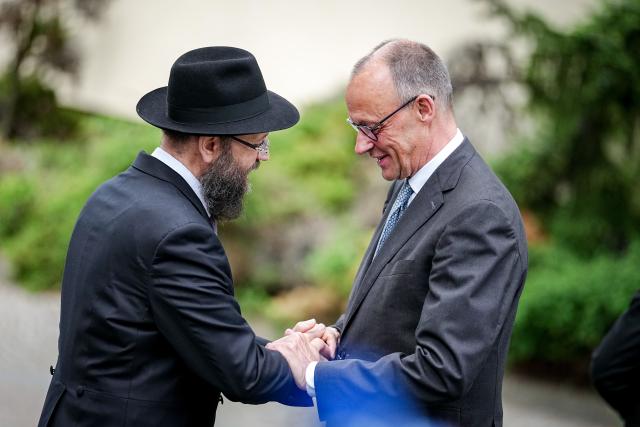 04 May 2026, Berlin: Rabbi Yehuda Teichtal (L) welcomes Germany's Chancellor Friedrich Merz to the CDU Executive Committee meeting at the Jewish Chabad community in Berlin on the Pears Campus. Photo: Kay Nietfeld/dpa