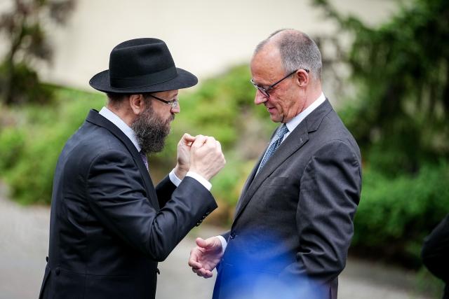 04 May 2026, Berlin: Rabbi Yehuda Teichtal (L) welcomes Germany's Chancellor Friedrich Merz to the CDU Executive Committee meeting at the Jewish Chabad community in Berlin on the Pears Campus. Photo: Kay Nietfeld/dpa