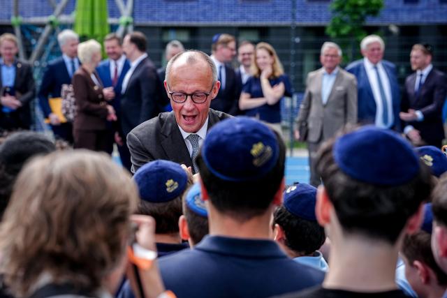 04 May 2026, Berlin: Friedrich Merz, Germany's Chancellor, greets students at the Jewish Chabad community in Berlin on the Pears Campus alongside Yehuda Teichtal ahead of the CDU Executive Committee meeting. Photo: Kay Nietfeld/dpa-Pool/dpa