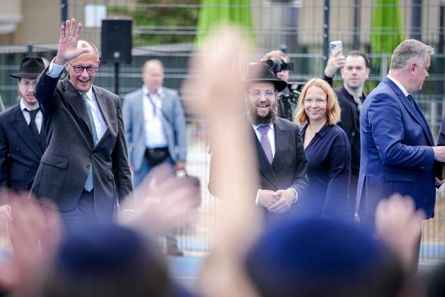 04 May 2026, Berlin: Friedrich Merz, Germany's Chancellor, greets students at the Jewish Chabad community in Berlin on the Pears Campus alongside Yehuda Teichtal ahead of the CDU Executive Committee meeting. Photo: Kay Nietfeld/dpa-Pool/dpa