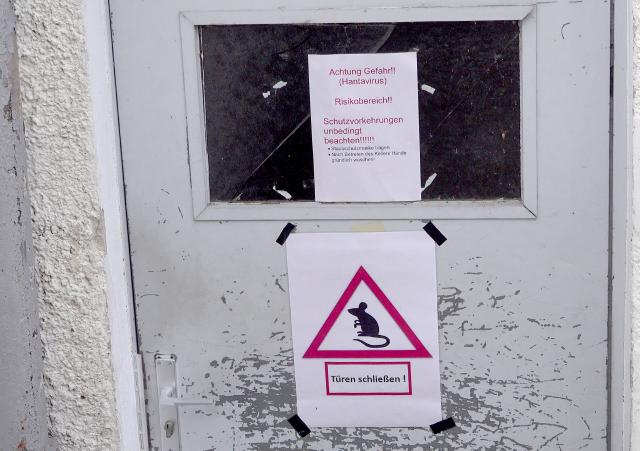 FILED - 13 November 2019, Baden-Wuerttemberg, Goeppingen: FILE PHOTO - A warning sign with the inscription: "Attention danger!! (Hantavirus) Risk area!! Safety precautions must be observed!!!!!!" is attached to a door to a cellar room on the premises of the police headquarters in Goeppingen. Photo: Alexander Woelfl/SDMG/dpa