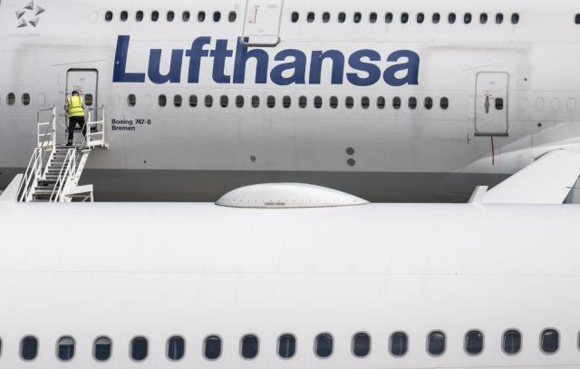 FILED - 04 May 2026, Hesse, Frankfurt/Main: FILE PHOTO - A technician locks the door of a Lufthansa Boeing 747. Photo: Boris Roessler/dpa