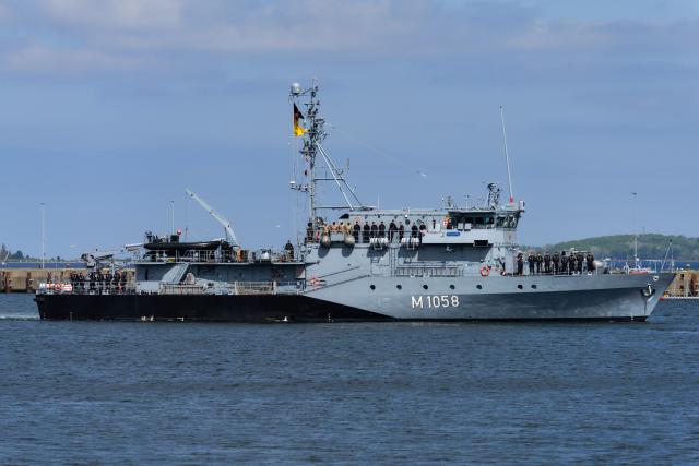 04 May 2026, Schleswig-Holstein, Kiel: The minehunter "Fulda" departs from the naval base in Kiel for the Mediterranean. The transfer is part of a pre-deployment for a possible deployment in the Strait of Hormuz. Photo: Marcus Golejewski/dpa