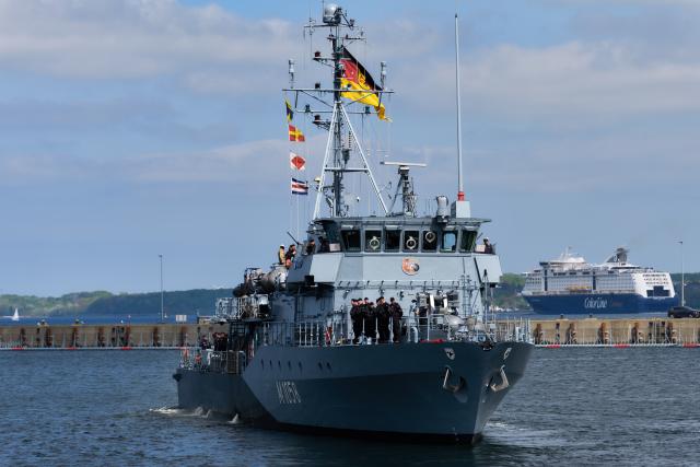 04 May 2026, Schleswig-Holstein, Kiel: The minehunter "Fulda" departs from the naval base in Kiel for the Mediterranean. The transfer is part of a pre-deployment for a possible deployment in the Strait of Hormuz. Photo: Marcus Golejewski/dpa