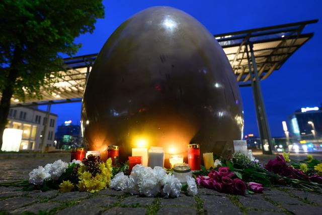 05 May 2026, Sachsen, Leipzig: Candles and flowers are placed at the entrance to Grimmaische Strasse following a suspected rampage in Leipzig that left two people dead and three seriously injured, after a 33-year-old German citizen drove into the busy pedestrian zone on Monday afternoon. Photo: Hendrik Schmidt/dpa