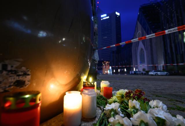 05 May 2026, Sachsen, Leipzig: Candles and flowers are placed at the entrance to Grimmaische Strasse following a suspected rampage in Leipzig that left two people dead and three seriously injured, after a 33-year-old German citizen drove into the busy pedestrian zone on Monday afternoon. Photo: Hendrik Schmidt/dpa
