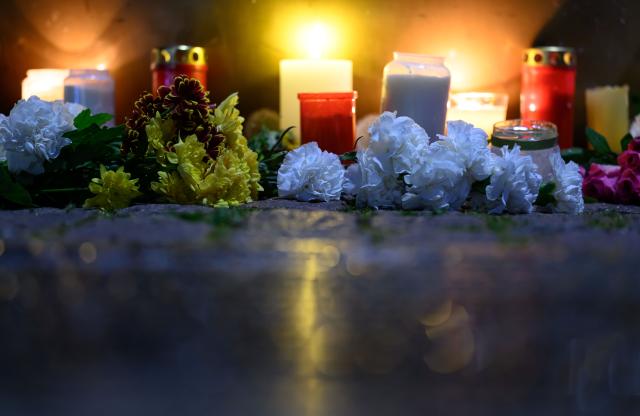 05 May 2026, Sachsen, Leipzig: Candles and flowers are placed at the entrance to Grimmaische Strasse following a suspected rampage in Leipzig that left two people dead and three seriously injured, after a 33-year-old German citizen drove into the busy pedestrian zone on Monday afternoon. Photo: Hendrik Schmidt/dpa