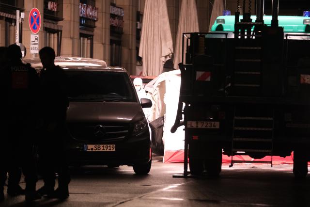 05 May 2026, Saxony, Leipzig: Undertakers and forensic technicians recover a body after a driver ploughed into pedestrians in a pedestrian zone in Leipzig. Photo: Sebastian Willnow/dpa