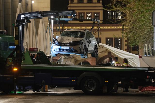 05 May 2026, Saxony, Leipzig: A badly damaged car is towed away by a tow truck after a driver ploughed into pedestrians in a pedestrian zone in Leipzig. Photo: Sebastian Willnow/dpa