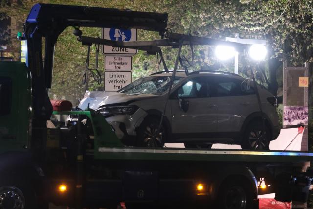 05 May 2026, Saxony, Leipzig: A badly damaged car is towed away by a tow truck after a driver ploughed into pedestrians in a pedestrian zone in Leipzig. Photo: Sebastian Willnow/dpa