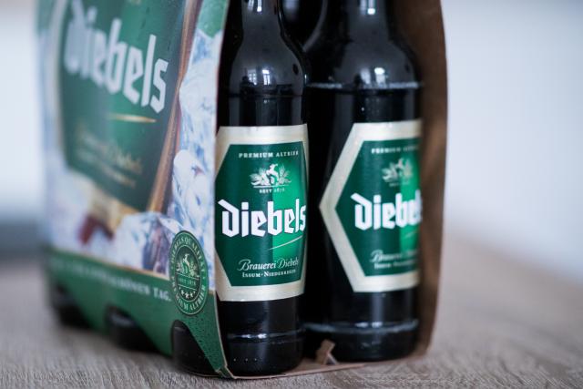 FILED - 16 January 2018, North Rhine-Westphalia, Recklinghausen: A six-pack with Diebels beer bottles placed on a kitchen table in Recklinghausen. Photo: Marcel Kusch/dpa