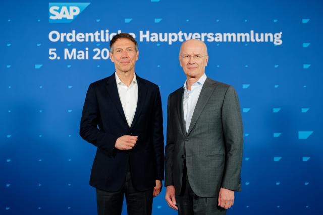 05 May 2026, Baden-Württemberg, Walldorf: The manager RenE Obermann (L) and Pekka Ala-Pietila, Chairman of the Supervisory Board of SAP SE, stand next to each other before the virtual Annual General Meeting of the software company SAP. Obermann is standing for election to the Supervisory Board of software group SAP and has introduced himself. Photo: Uwe Anspach/dpa