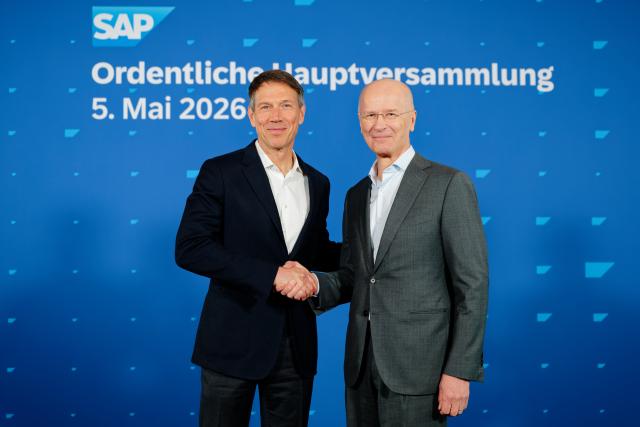 05 May 2026, Baden-Württemberg, Walldorf: Rene Obermann (L) and Pekka Ala-Pietila, Chairman of the Supervisory Board of SAP SE, shake hands before the virtual Annual General Meeting of the software company SAP. Obermann is standing for election to the Supervisory Board of software group SAP and has introduced himself. Photo: Uwe Anspach/dpa