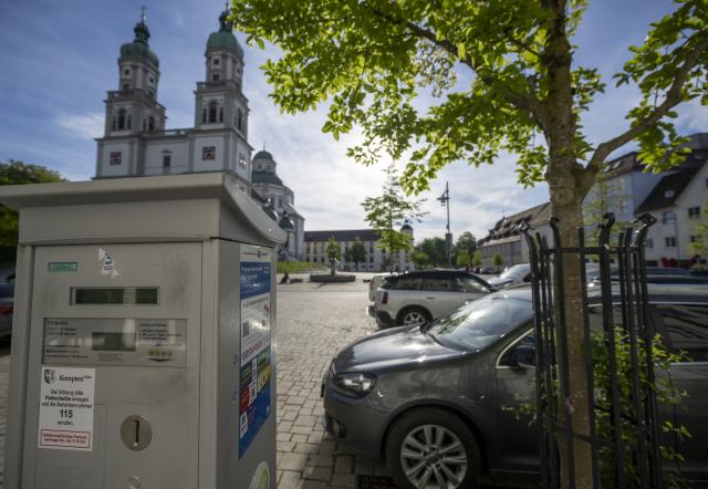 05 May 2026, Bavaria, Kempten: A parking ticket machine at Hildegardplatz. An employee of the city of Kempten, who was responsible for emptying the parking ticket machines, is said to have stolen coins over the years and deposited them in his own accounts with his wife. The total loss is said to be around 1.9 million euros. Photo: Stefan Puchner/dpa