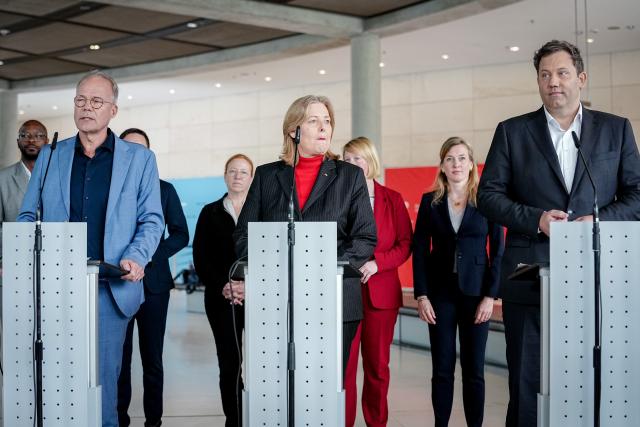 05 May 2026, Berlin: Lars Klingbeil (R), German Minister of Finance, Vice Chancellor and SPD Federal Chairman, Matthias Miersch (L), SPD Parliamentary Group Chairman, and Baerbel Bas (SPD), Federal Minister of Labor and Social Affairs and SPD Party Chairwoman, stand in front of the CDU/CSU and SPD parliamentary group rooms at a press conference of the SPD parliamentary group on one year of coalition with the CDU/CSU. Photo: Kay Nietfeld/dpa