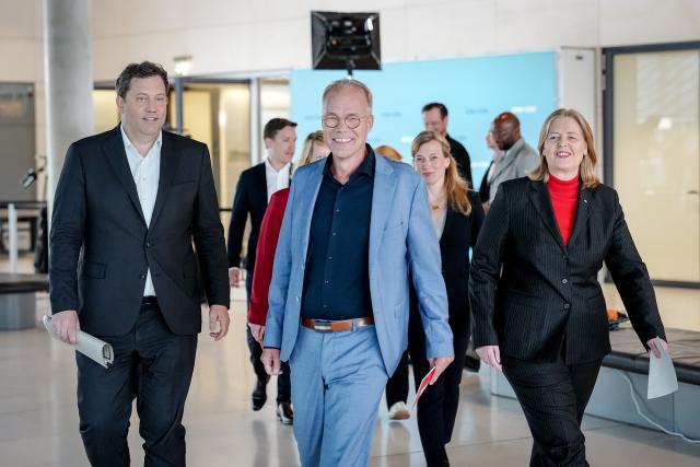 05 May 2026, Berlin: Lars Klingbeil (L-R), German Minister of Finance, Vice-Chancellor and SPD Federal Chairman, Matthias Miersch, SPD Parliamentary Group Chairman, and Bärbel Bas (SPD), Federal Minister of Labor and Social Affairs and SPD Party Chairman, arrive at the SPD parliamentary group's press conference on one year of coalition with the CDU/CSU in front of the CDU/CSU and SPD parliamentary group rooms. Photo: Kay Nietfeld/dpa