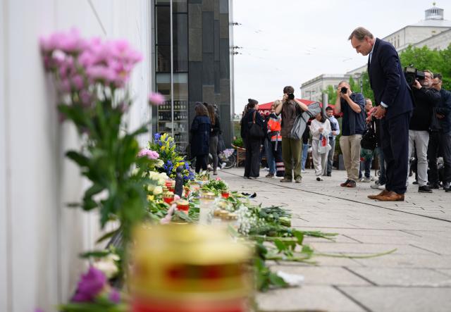 05 May 2026, Saxony, Leipzig: Mayor of Leipzig Burkhard Jung (R) bows his head at the memorial site in front of the university's Paulinum following the rampage that left two people dead and three seriously injured. A 33-year-old German citizen had driven into the busy pedestrian zone on Monday afternoon. Photo: Hendrik Schmidt/dpa