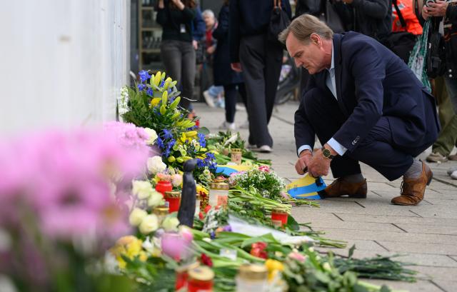 05 May 2026, Saxony, Leipzig: Mayor of Leipzig Burkhard Jung lays a wreath at the memorial site in front of the university's Paulinum following the rampage that left two people dead and three seriously injured. A 33-year-old German citizen had driven into the busy pedestrian zone on Monday afternoon. Photo: Hendrik Schmidt/dpa