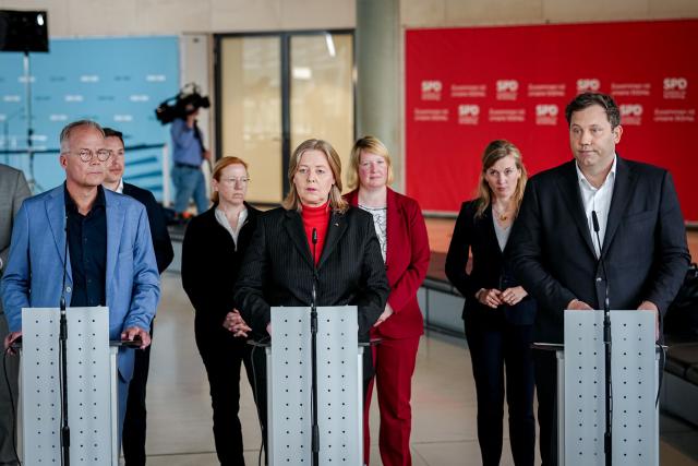 05 May 2026, Berlin: German Minister of Finance and Social Democratic Party of Germany (SPD) Federal Chairman Lars Klingbeil (R), SPD parliamentary group leader Matthias Miersch (L) and Minister of Labor and Social Affairs and SPD party chairwoman Baerbel Bas speak in front of the parliamentary group offices of the CDU/CSU and SPD during a press conference held by the SPD parliamentary group marking one year of the coalition with the CDU/CSU. Photo: Kay Nietfeld/dpa